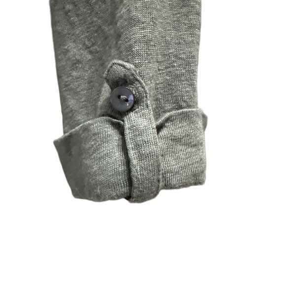 Chico’s size 3/XL army green 100% linen 2/3 button cuff sleeve v neck top - Picture 3 of 7